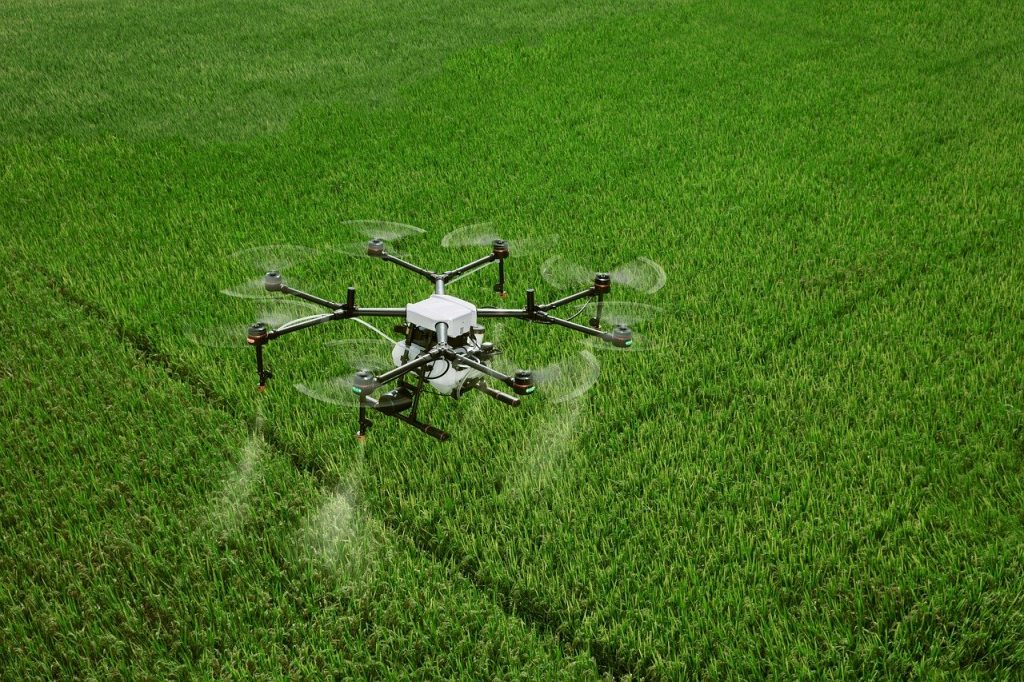 Los drones para el riego son un ejemplo de dispositivo que facilita la automatización de tareas en el campo.