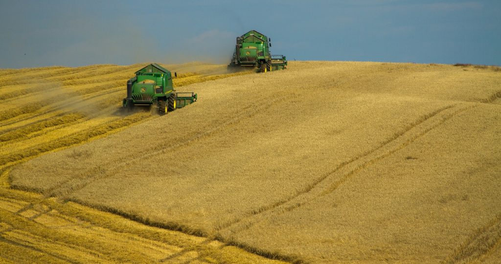 La maquinaria agrícola adquiere cada vez más formas (robots) y puede ser monitorizada con la tecnología.